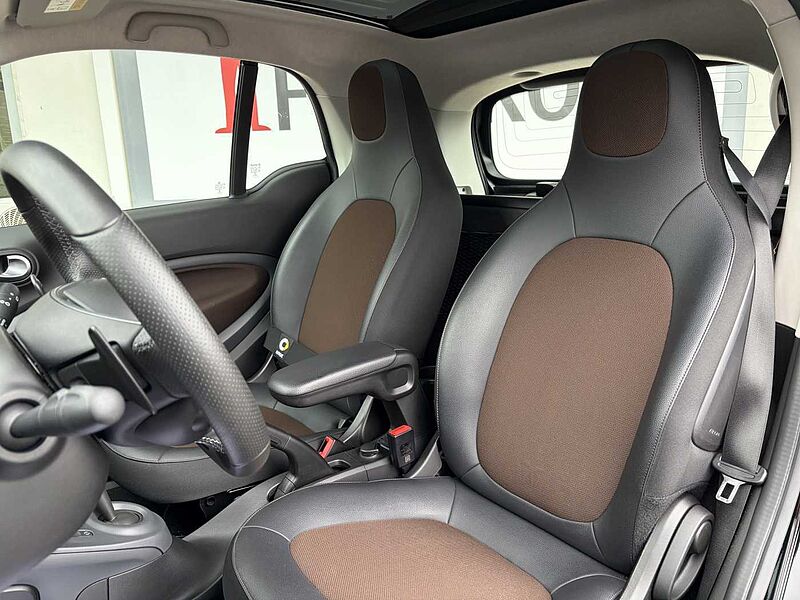 Smart ForTwo PERFECT - Pano. , Navi, SHZ, Kam. .. .