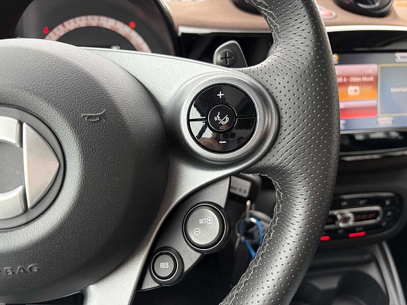 Smart ForTwo PERFECT - Pano. , Navi, SHZ, Kam. .. .