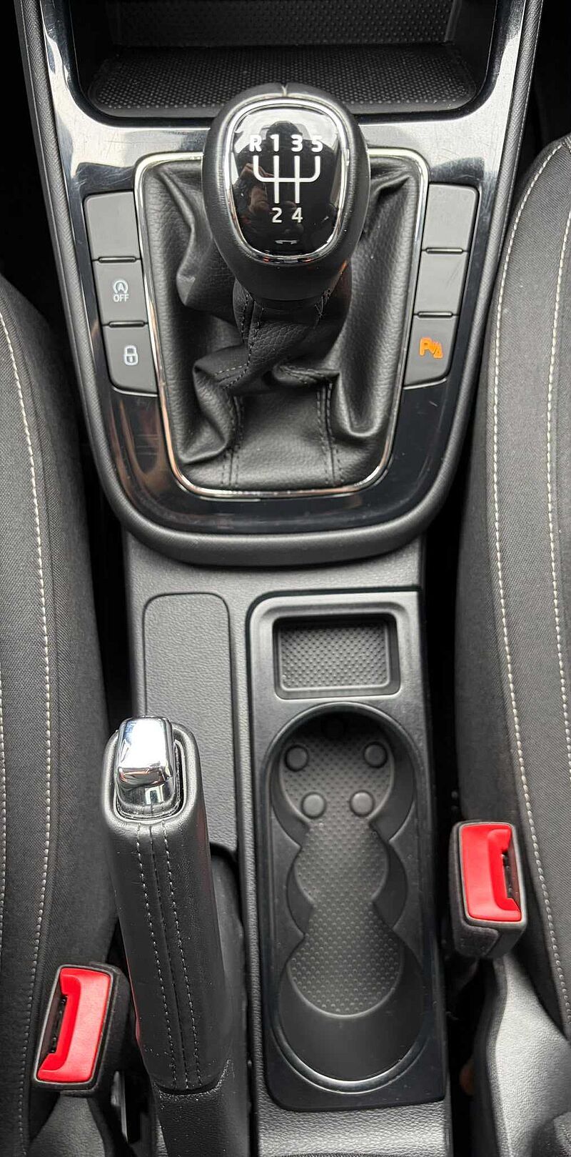 SKODA Fabia 1.0 TSI Young Edt. - SHZ, LED, BT, .. .