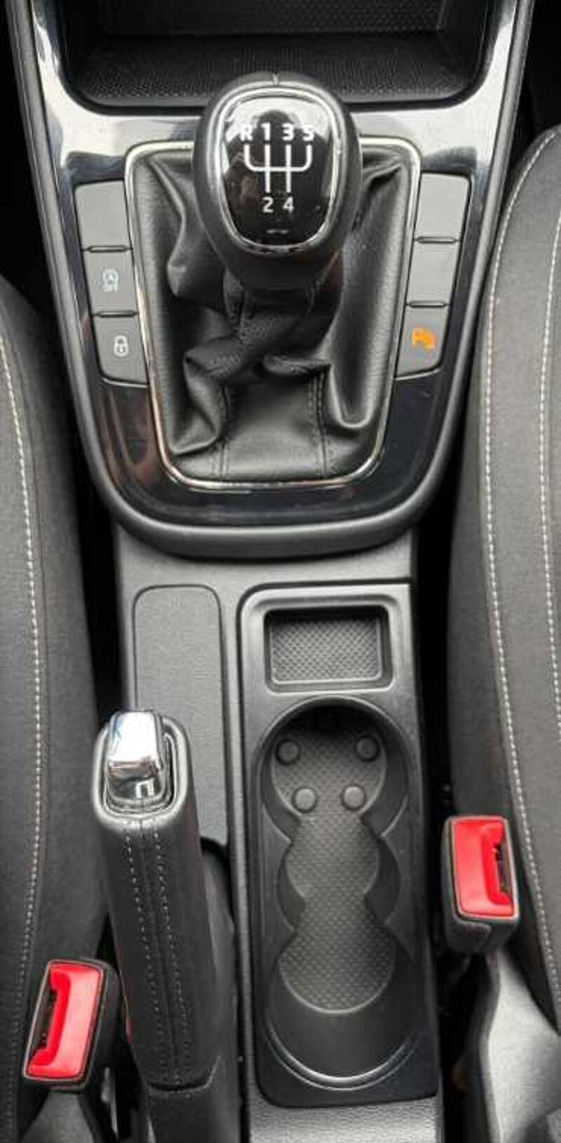 SKODA Fabia 1.0 TSI Young Edt. - SHZ, LED, BT, .. .